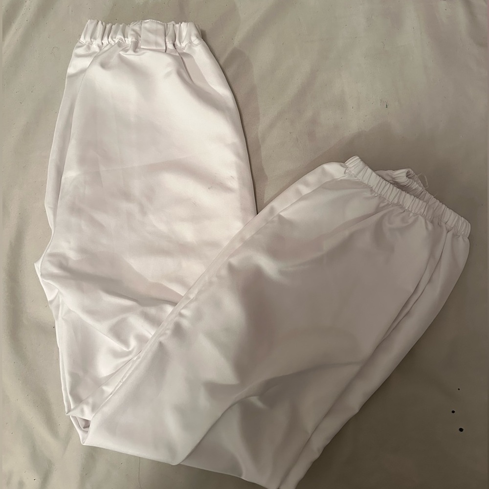 white cargos xs